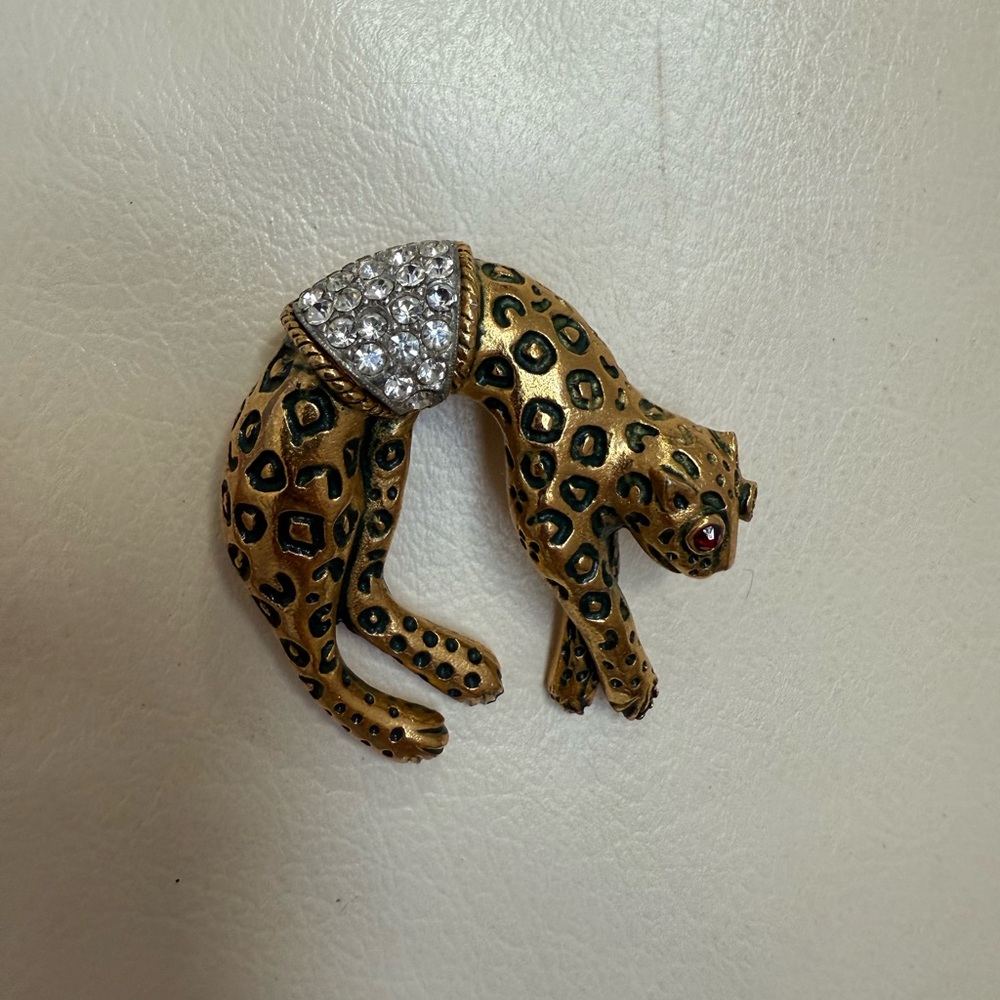 Elegant Leopard Brooch with Rhinestones